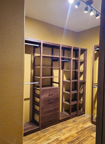 Customer photo of a Lundia closet in our Cordovan finish