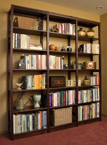 Customer photo of a Lundia closet in our Cordovan finish